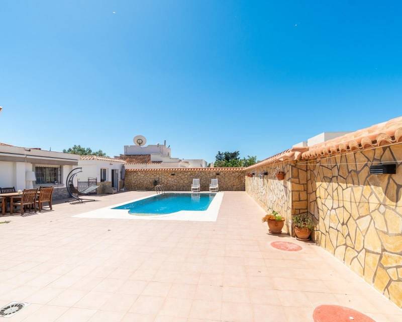 4 Zimmer Villa zu verkaufen in Torrevieja mit Pool - 530.000 € (Ref: 10000996)