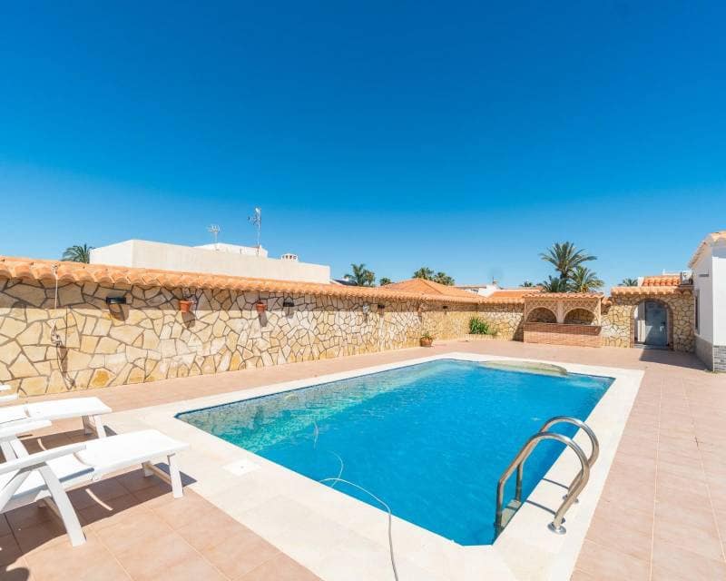 4 Zimmer Villa zu verkaufen in Torrevieja mit Pool - 530.000 € (Ref: 10000996)