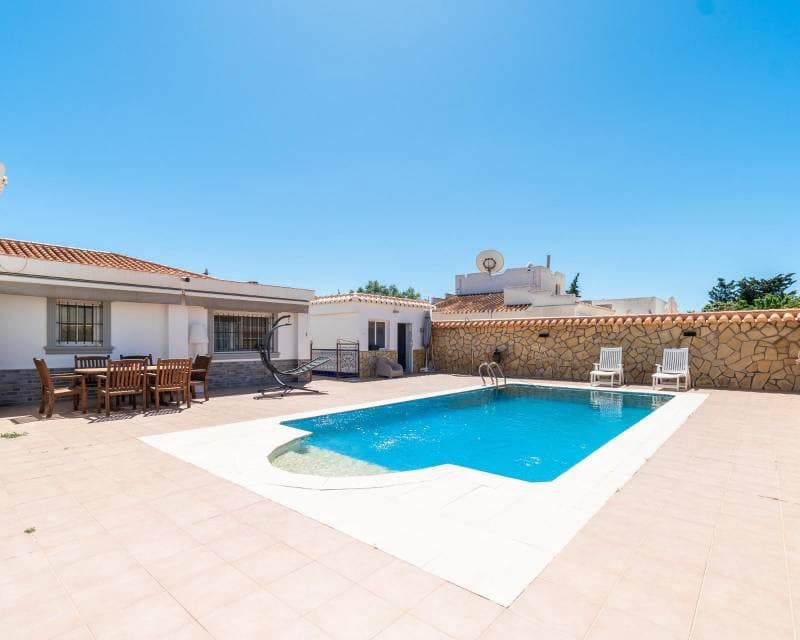 4 Zimmer Villa zu verkaufen in Torrevieja mit Pool - 530.000 € (Ref: 10000996)
