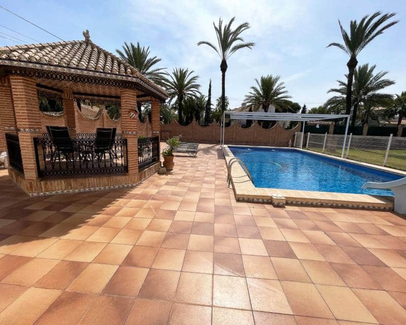 Chalet de 8 habitaciones en Cabo Roig en venta con piscina - 1.490.000 € (Ref: 10001192)