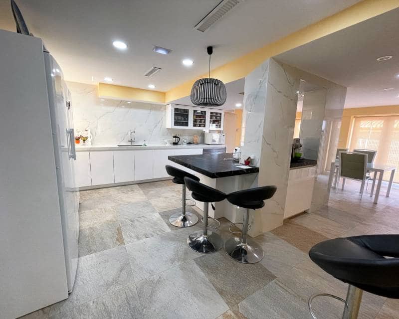 Chalet de 8 habitaciones en Cabo Roig en venta con piscina - 1.490.000 € (Ref: 10001192)