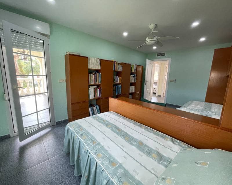 Chalet de 8 habitaciones en Cabo Roig en venta con piscina - 1.490.000 € (Ref: 10001192)