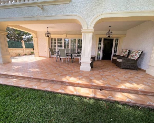 Chalet de 8 habitaciones en Cabo Roig, Orihuela en venta con piscina - 1.490.000 € (Ref: 10001192)