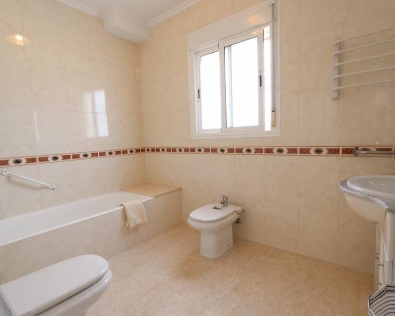 5 sypialnia Dom na sprzedaż w Dona Pepa z basenem garażem - 340 000 € (Ref: 10004562)