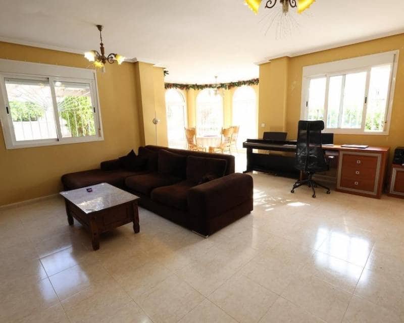 5 sypialnia Dom na sprzedaż w Dona Pepa z basenem garażem - 340 000 € (Ref: 10004562)