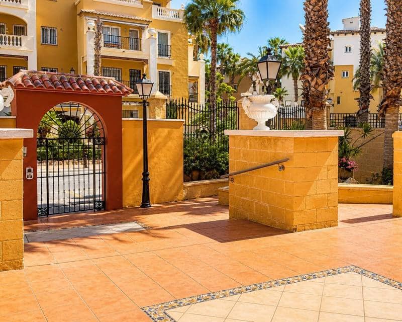 2 soveværelse Lejlighed til salg i Torrevieja med swimmingpool garage - € 254.000 (Ref: 10004563)