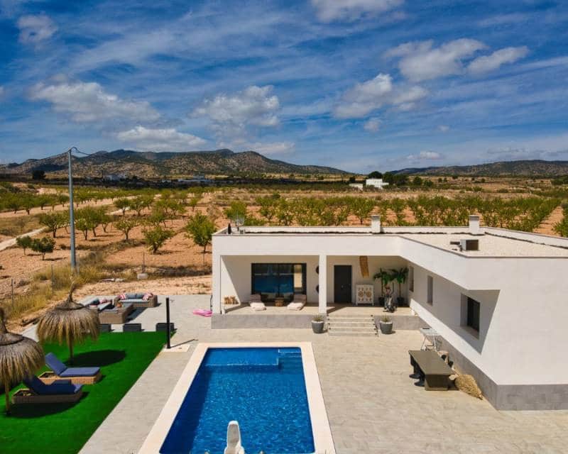 3 slaapkamer Villa te koop in Pinoso met zwembad garage - € 425.000 (Ref: 10007947)