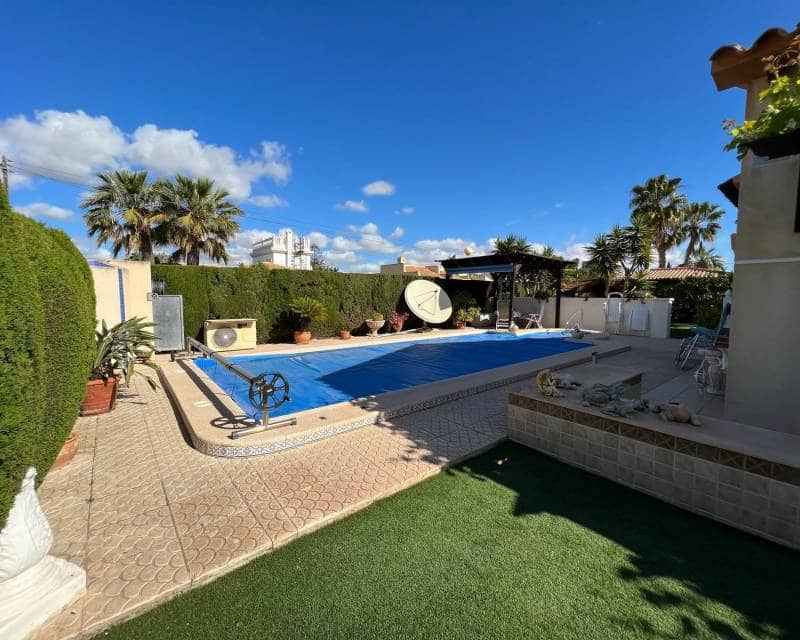 3 Zimmer Villa zu verkaufen in Cabo Roig mit Pool - 815.000 € (Ref: 10008096)