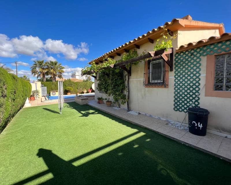 3 Zimmer Villa zu verkaufen in Cabo Roig mit Pool - 815.000 € (Ref: 10008096)