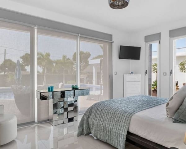Chalet de 4 habitaciones en Pinar de Campoverde, Pilar de la Horadada en venta con piscina - 1.475.000 € (Ref: 10009893)