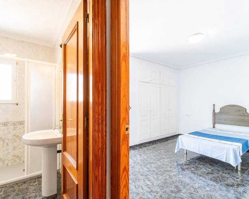 3 soveværelse Semi-Rækkehus til salg i Playa Flamenca med swimmingpool - € 297.000 (Ref: 10014149)