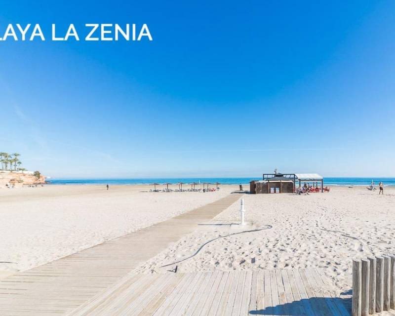 3 soveværelse Semi-Rækkehus til salg i Playa Flamenca med swimmingpool - € 297.000 (Ref: 10014149)