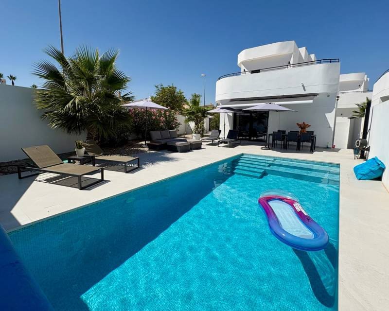 4 bedroom Villa for sale in Ciudad Quesada with pool - € 625,000 (Ref: 10014152)