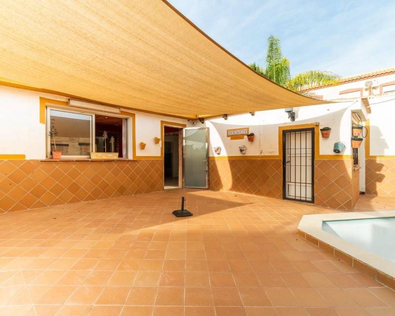 4 slaapkamer Villa te koop in Los Altos met zwembad - € 449.000 (Ref: 10014707)