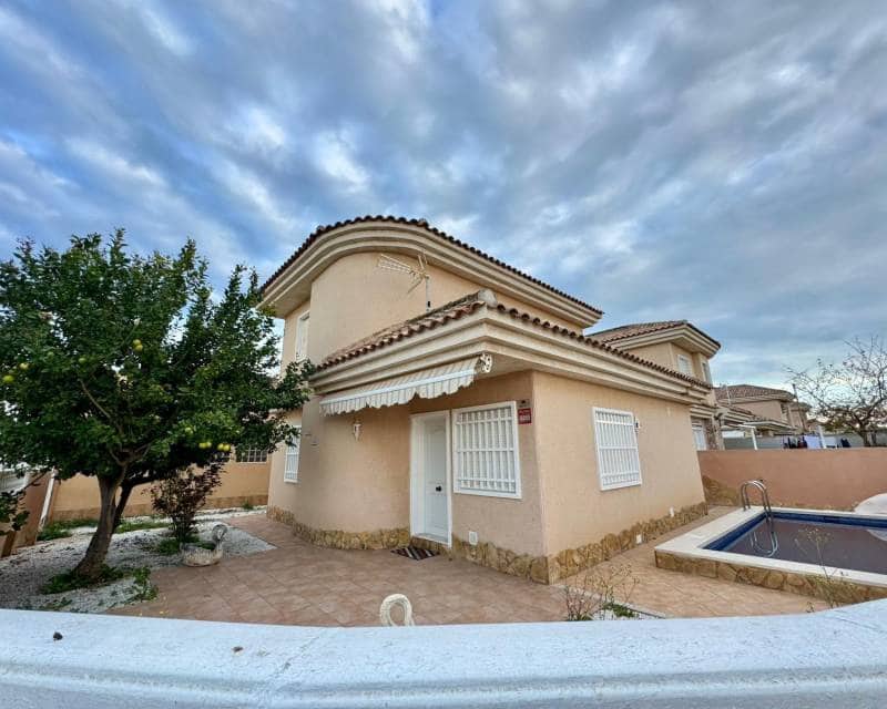 Chalet de 3 habitaciones en Torrevieja en venta con piscina - 320.000 € (Ref: 10014712)