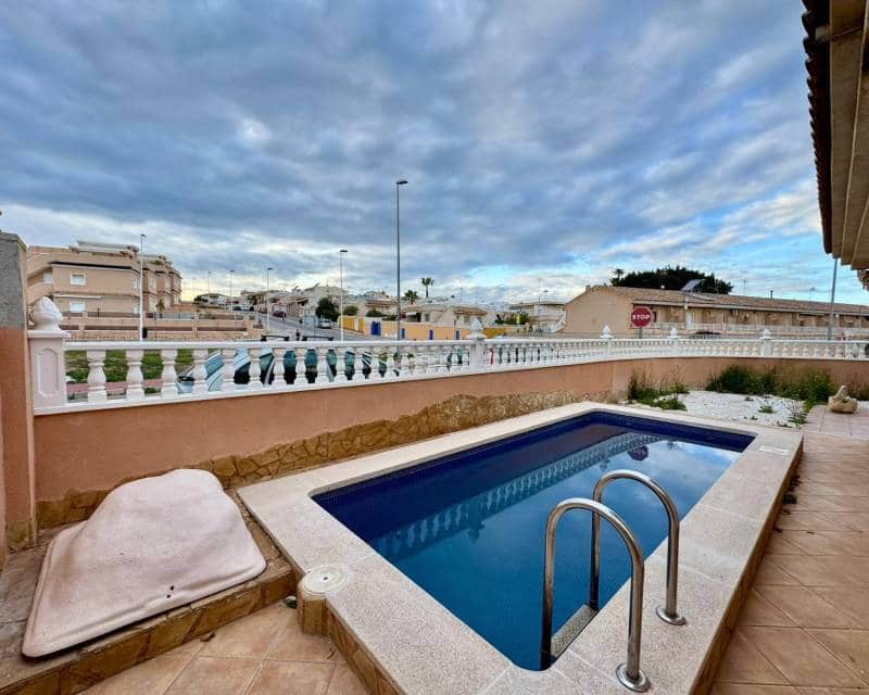 Chalet de 3 habitaciones en Torrevieja en venta con piscina - 320.000 € (Ref: 10014712)