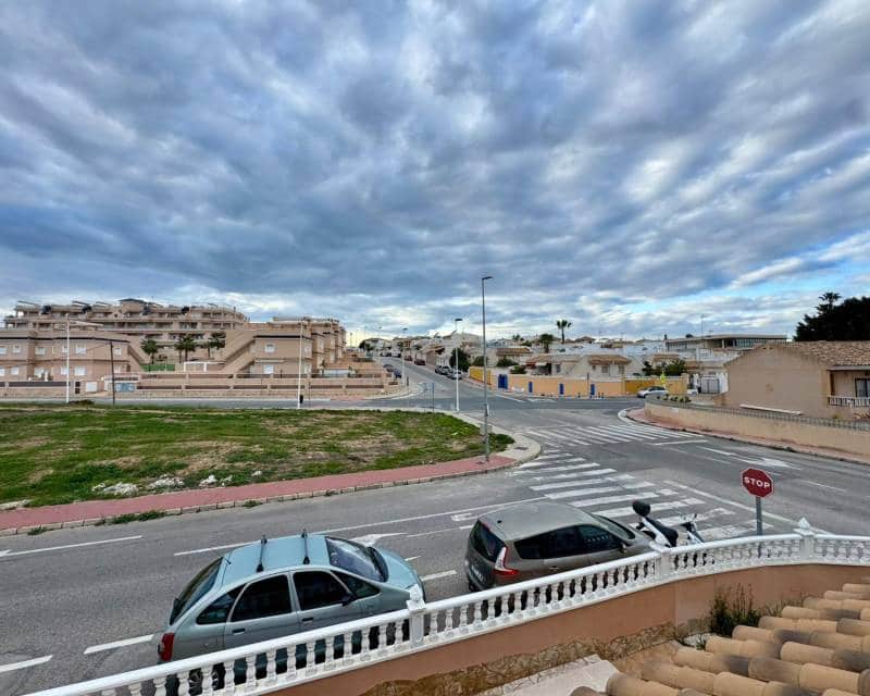 Chalet de 3 habitaciones en Torrevieja en venta con piscina - 320.000 € (Ref: 10014712)