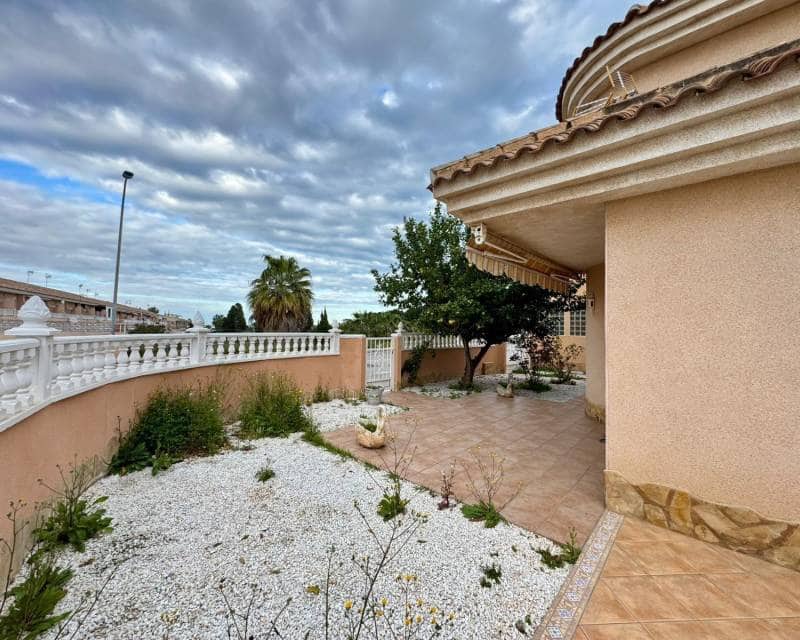 Chalet de 3 habitaciones en Torrevieja en venta con piscina - 320.000 € (Ref: 10014712)