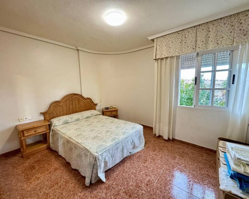 Chalet de 3 habitaciones en Torrevieja en venta con piscina - 320.000 € (Ref: 10014712)