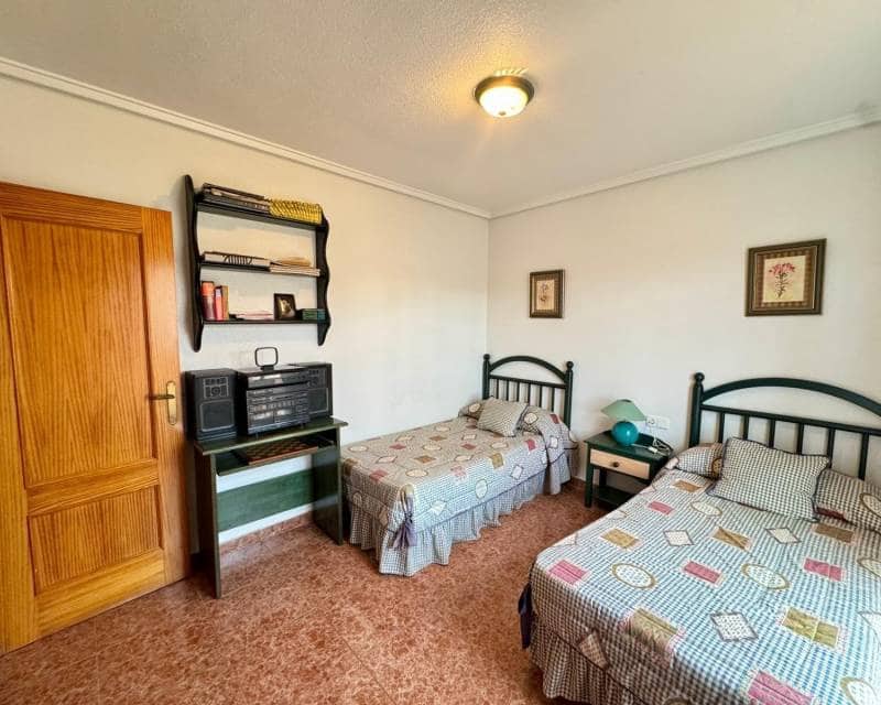 Chalet de 3 habitaciones en Torrevieja en venta con piscina - 320.000 € (Ref: 10014712)