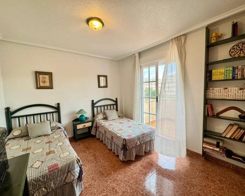 Chalet de 3 habitaciones en Torrevieja en venta con piscina - 320.000 € (Ref: 10014712)