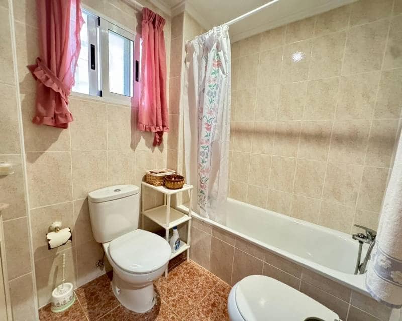 Chalet de 3 habitaciones en Torrevieja en venta con piscina - 320.000 € (Ref: 10014712)