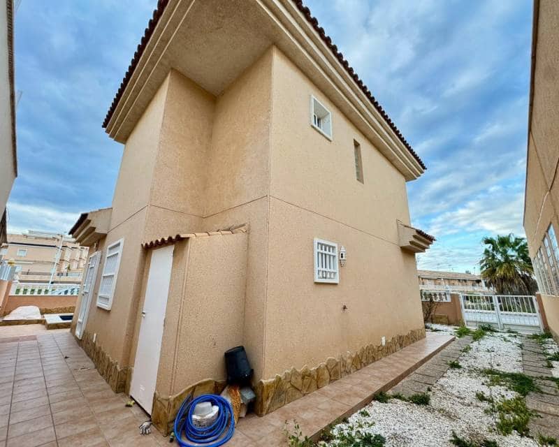 Chalet de 3 habitaciones en Torrevieja en venta con piscina - 320.000 € (Ref: 10014712)