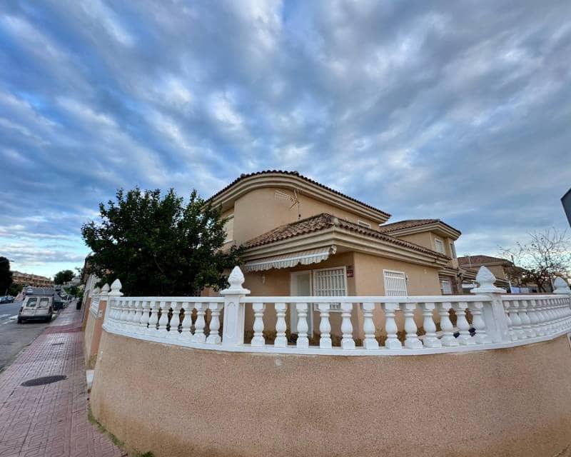 Chalet de 3 habitaciones en Torrevieja en venta con piscina - 320.000 € (Ref: 10014712)