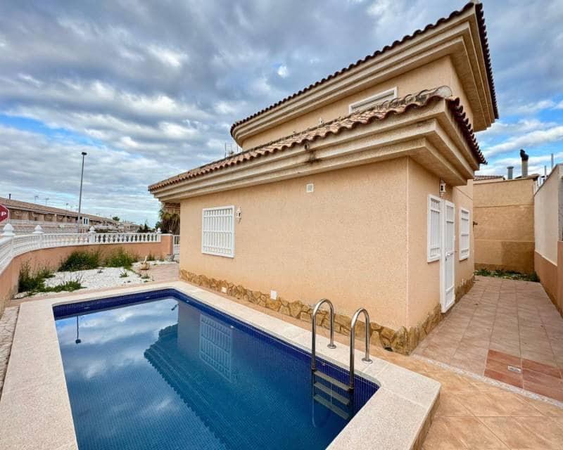 Chalet de 3 habitaciones en Torrevieja en venta con piscina - 320.000 € (Ref: 10014712)