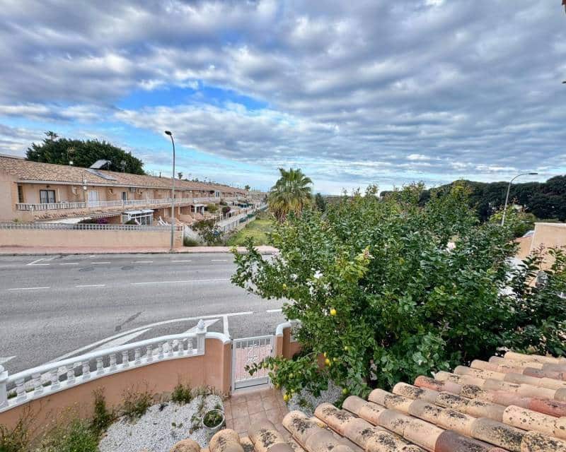 Chalet de 3 habitaciones en Torrevieja en venta con piscina - 320.000 € (Ref: 10014712)