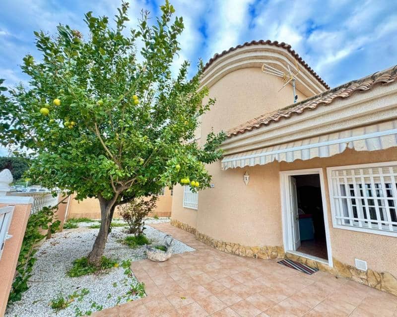 Chalet de 3 habitaciones en Torrevieja en venta con piscina - 320.000 € (Ref: 10014712)