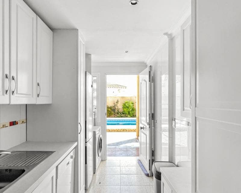 3 soveværelse Lejlighed til salg i Playa Flamenca med swimmingpool - € 339.000 (Ref: 10023177)