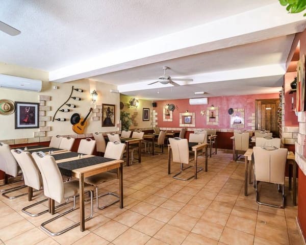 Kaupallinen myytävänä paikassa La Veleta, Torrevieja - 225 000 € (Ref: 10023250)