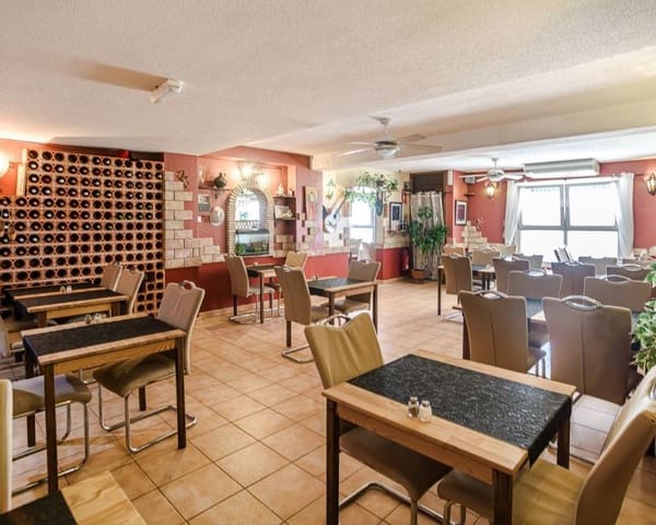 Kaupallinen myytävänä paikassa La Veleta, Torrevieja - 225 000 € (Ref: 10023250)