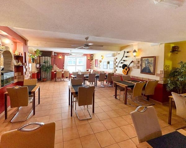 Kaupallinen myytävänä paikassa La Veleta, Torrevieja - 225 000 € (Ref: 10023250)
