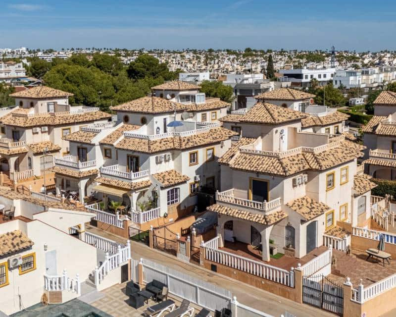 2 chambre Villa/Maison Semi-Mitoyenne à vendre à Orihuela Costa avec piscine - 239 000 € (Ref: 10024724)