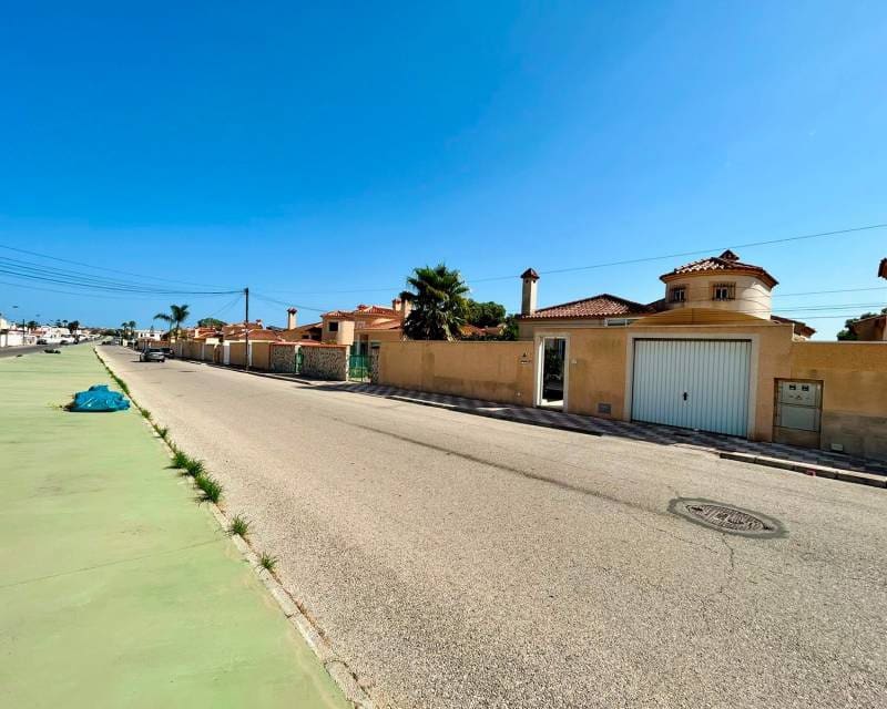 3 soveværelse Villa til salg i Torrevieja med swimmingpool - € 360.000 (Ref: 10026306)