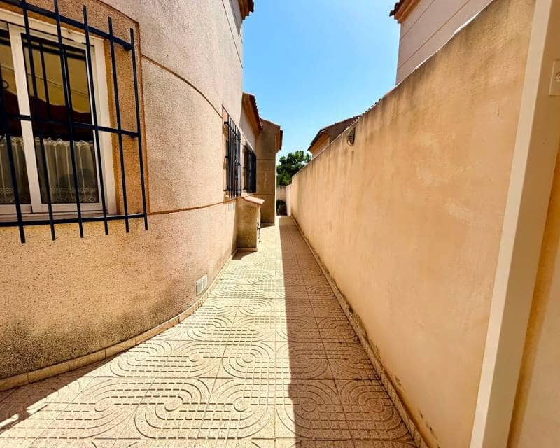 3 soveværelse Villa til salg i Torrevieja med swimmingpool - € 360.000 (Ref: 10026306)