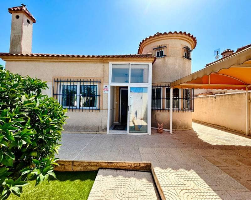 3 soveværelse Villa til salg i Torrevieja med swimmingpool - € 360.000 (Ref: 10026306)