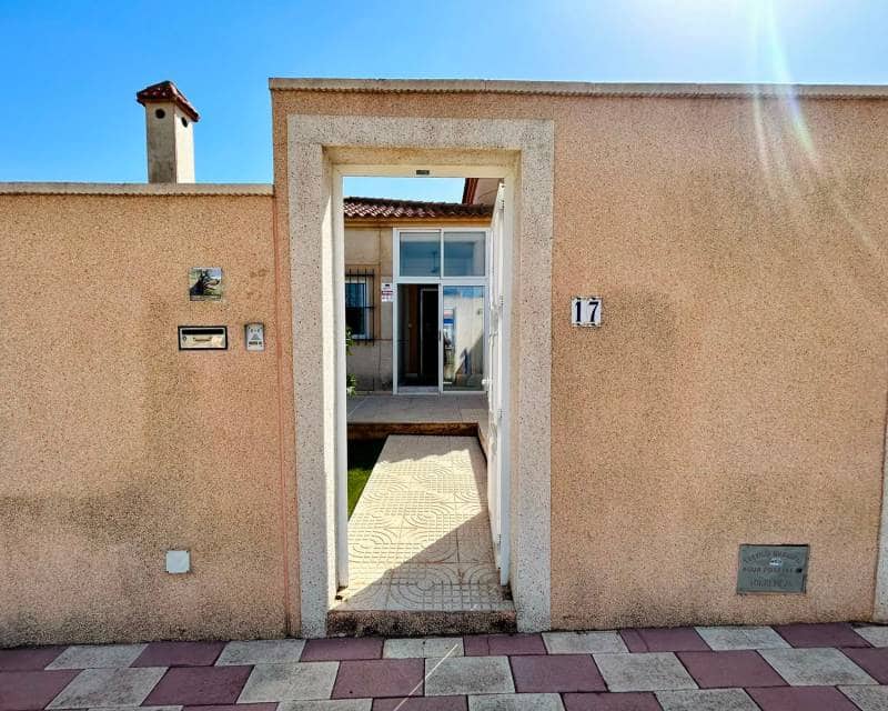 3 soveværelse Villa til salg i Torrevieja med swimmingpool - € 360.000 (Ref: 10026306)