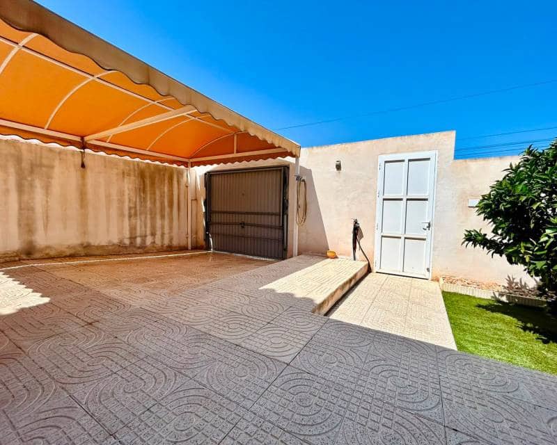 3 soveværelse Villa til salg i Torrevieja med swimmingpool - € 360.000 (Ref: 10026306)