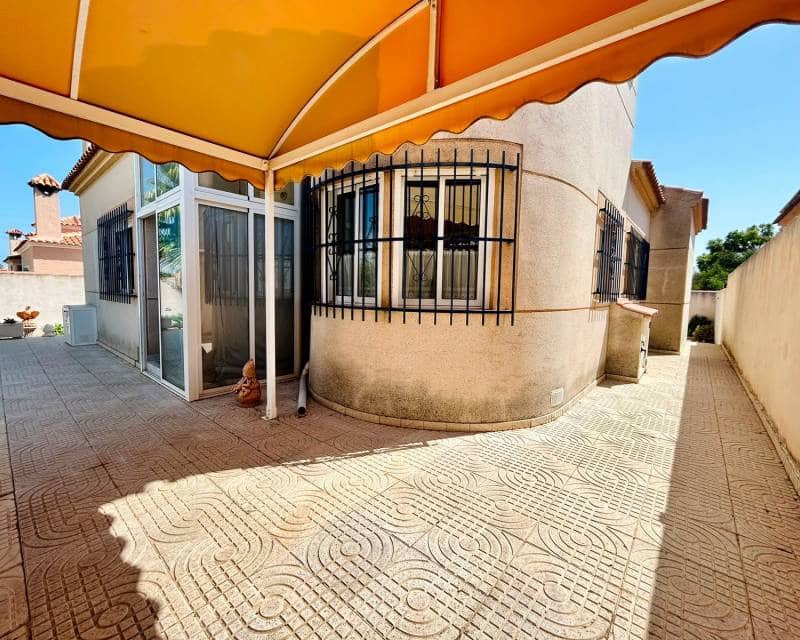 3 soveværelse Villa til salg i Torrevieja med swimmingpool - € 360.000 (Ref: 10026306)