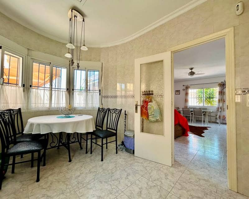 3 soveværelse Villa til salg i Torrevieja med swimmingpool - € 360.000 (Ref: 10026306)