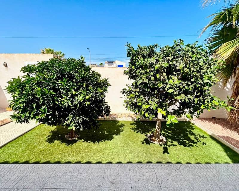 3 soveværelse Villa til salg i Torrevieja med swimmingpool - € 360.000 (Ref: 10026306)