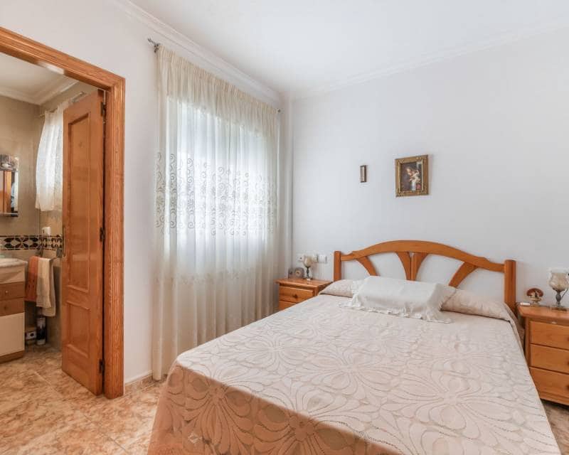 3 bedroom Penthouse for sale in Torrevieja with garage - € 229,000 (Ref: 10026307)