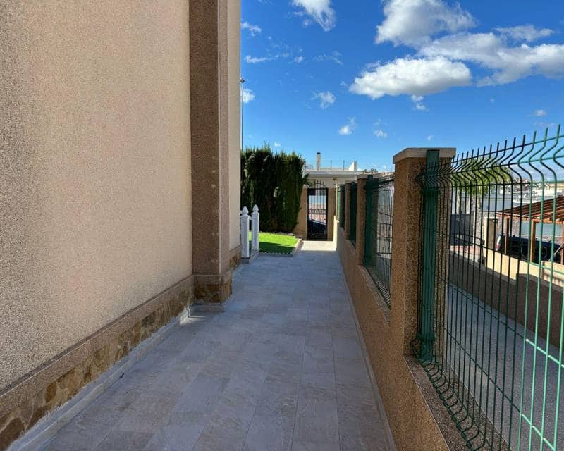 4 sovrum Villa till salu i Torrevieja med pool - 470 000 € (Ref: 10030924)