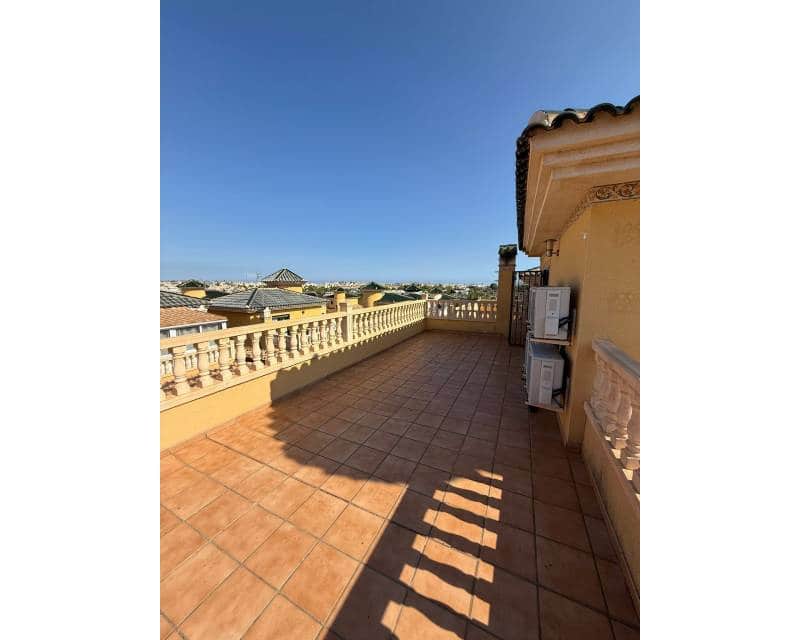 4 soveværelse Villa til salg i Villamartin med swimmingpool - € 410.000 (Ref: 10031039)