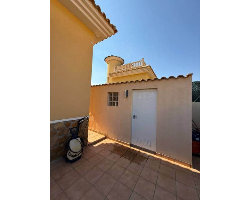 4 soveværelse Villa til salg i Villamartin med swimmingpool - € 410.000 (Ref: 10031039)
