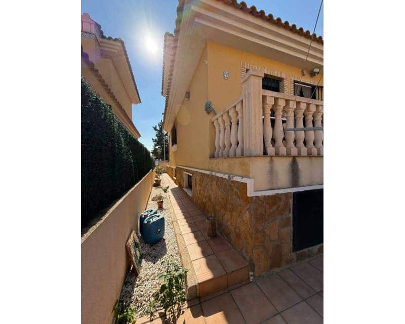 4 soveværelse Villa til salg i Villamartin med swimmingpool - € 410.000 (Ref: 10031039)