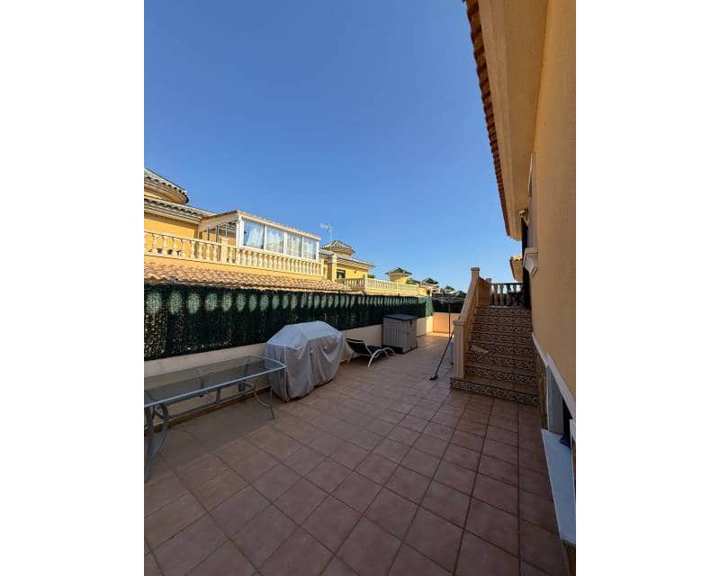 4 soveværelse Villa til salg i Villamartin med swimmingpool - € 410.000 (Ref: 10031039)